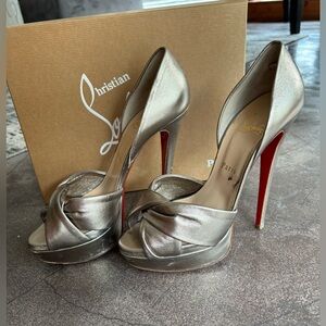 Christian Louboutin Volpi 150 D'Orsay Gold
Leather Pumps, size 40